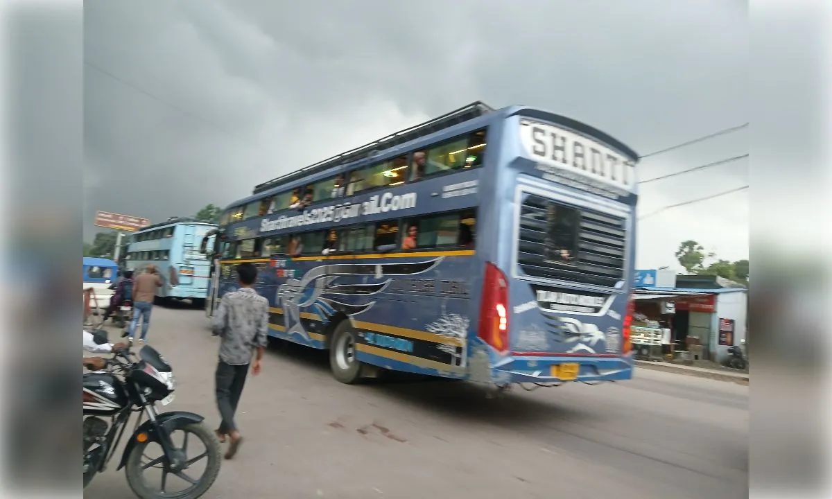 बेलगाम डबल-डेकर बसों का कहर, ओवरलोडिंग और तेज रफ्तार से बढ़ा हादसों का खतरा