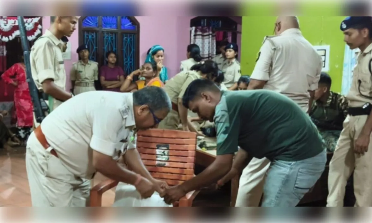 पुलिस-SSB की बड़ी कार्रवाई, घर से 2.42 किलो गांजा और 10.88 लाख रुपये बरामद