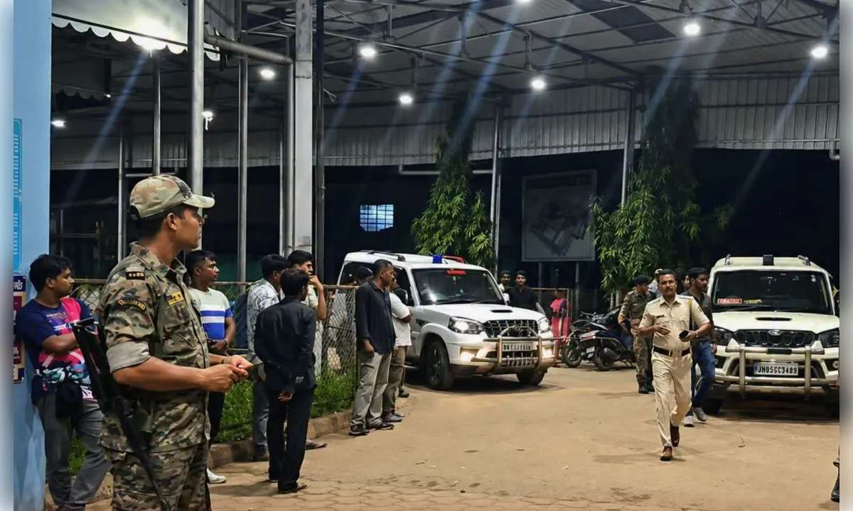झाड़ग्राम: बालू खदान कर्मियों पर फायरिंग, दो युवक गंभीर घायल; हमलावर फरार