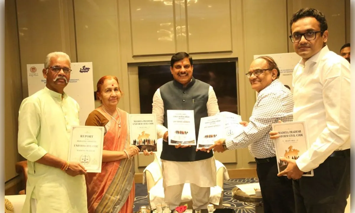  बिना रजिस्ट्रेशन लिव-इन में रहना होगा अपराध, समिति ने मुख्यमंत्री को सौंपा यूसीसी का फाइनल प्रतिवेदन