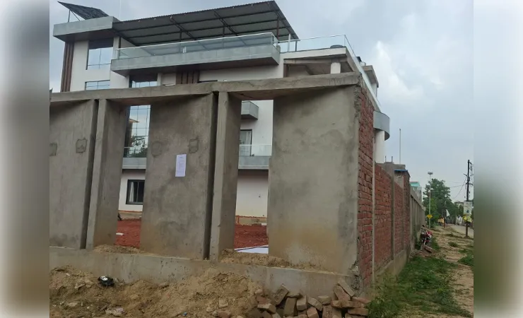 सीतापुर में सपा के पूर्व विधायक अनूप गुप्ता के नवनिर्मित मकान पर प्रशासन की नोटिस चस्पा