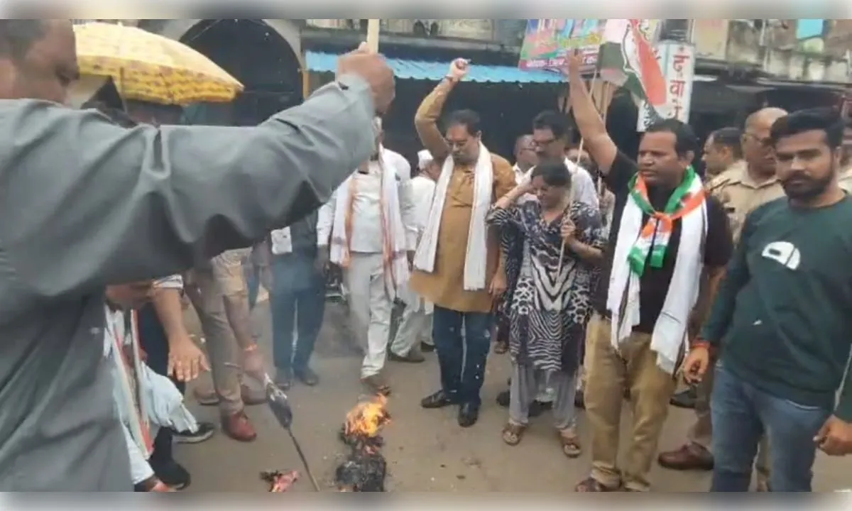 अमर्यादित टिप्पणी के विरोध में कांग्रेसियों ने फूंका विधानसभा अध्यक्ष का पुतला