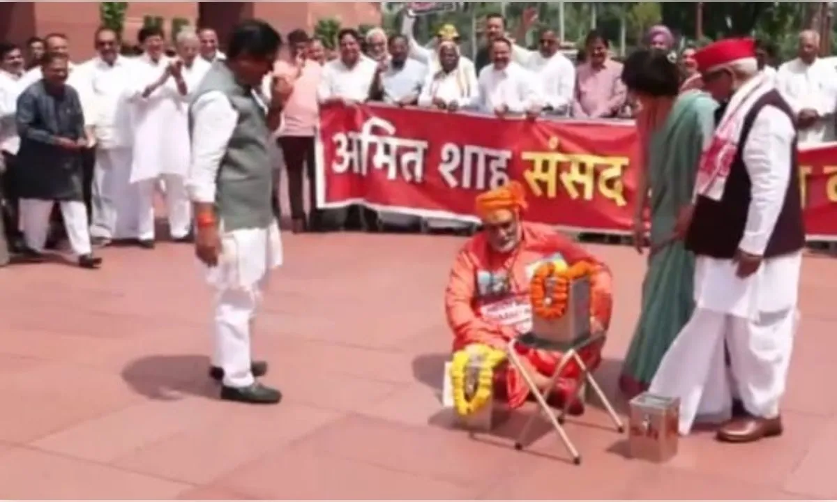 राम मंदिर चढ़ावे को लेकर विपक्ष का प्रदर्शन, पप्पू यादव पुजारी बनकर बैठे