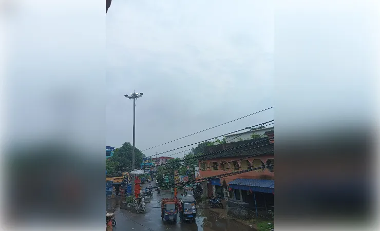 पश्चिम बंगाल में मानसून का असर तेज, कई जिलों में भारी बारिश और तेज हवाओं का अलर्ट