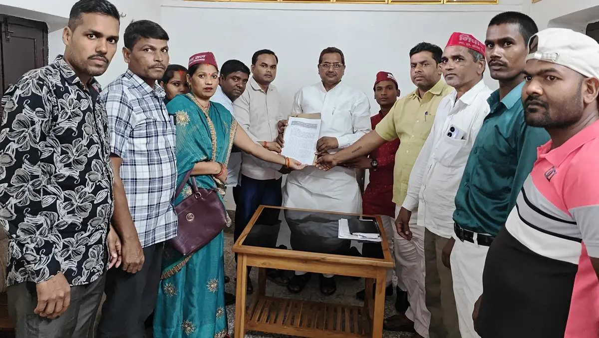  निषाद पार्टी ने विधायक को सौंपा ज्ञापन, विधानसभा में निषाद समाज के अधिकारों की आवाज उठाने की मांग