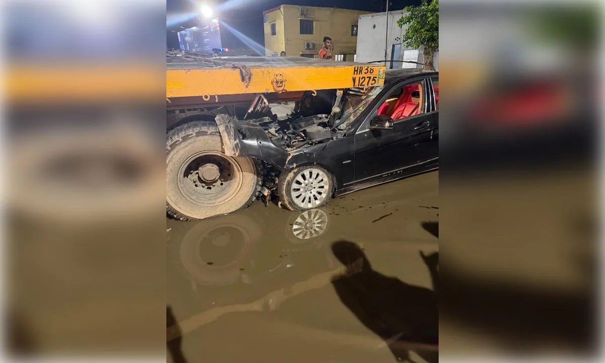 नोएडा में दर्दनाक हादसा, तेज रफ्तार मर्सिडीज़ ट्रक में जा घुसी, चालक घायल