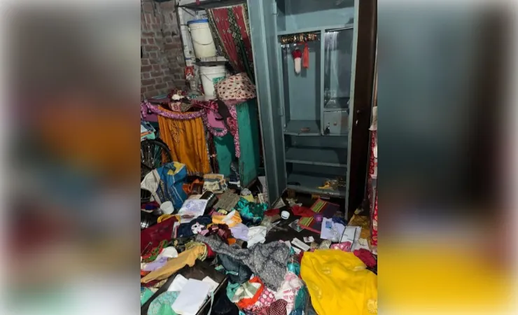 दिल्ली गए दंपती के सूने घर पर चोरों का धावा, लाखों के जेवर-नकदी समेटकर फरार