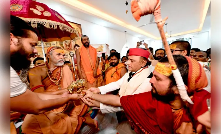 अखिलेश यादव ने स्वामी अविमुक्तेश्वरानंद सरस्वती से लिया आशीर्वाद