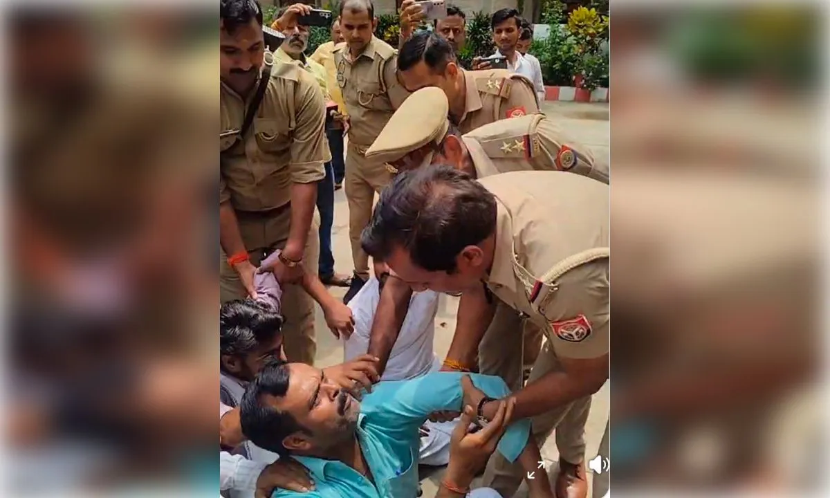 बलिया पहुंचे योगी सरकार के मंत्री का कांग्रेस ने किया विरोध, लगाए 'गो बैक' के नारे
