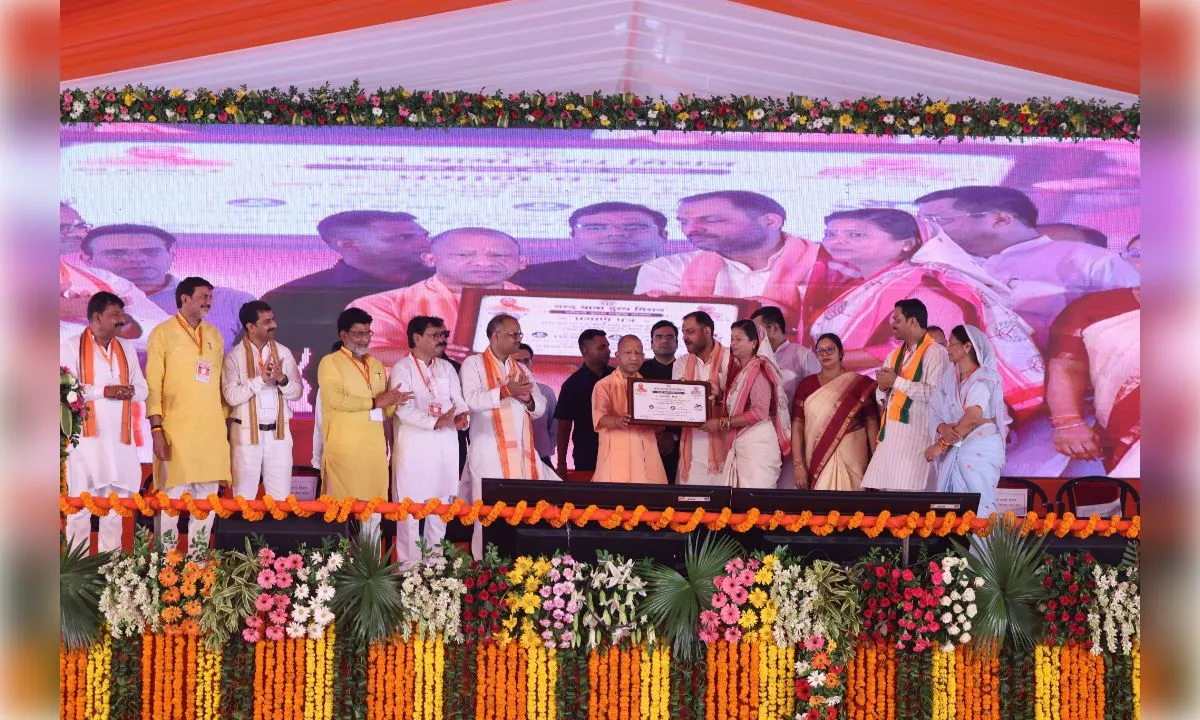 सीएम योगी ने लाभार्थियों को बांटी सौगात, नियुक्ति पत्र, चेक, चाबी और प्रमाणपत्र सौंपे