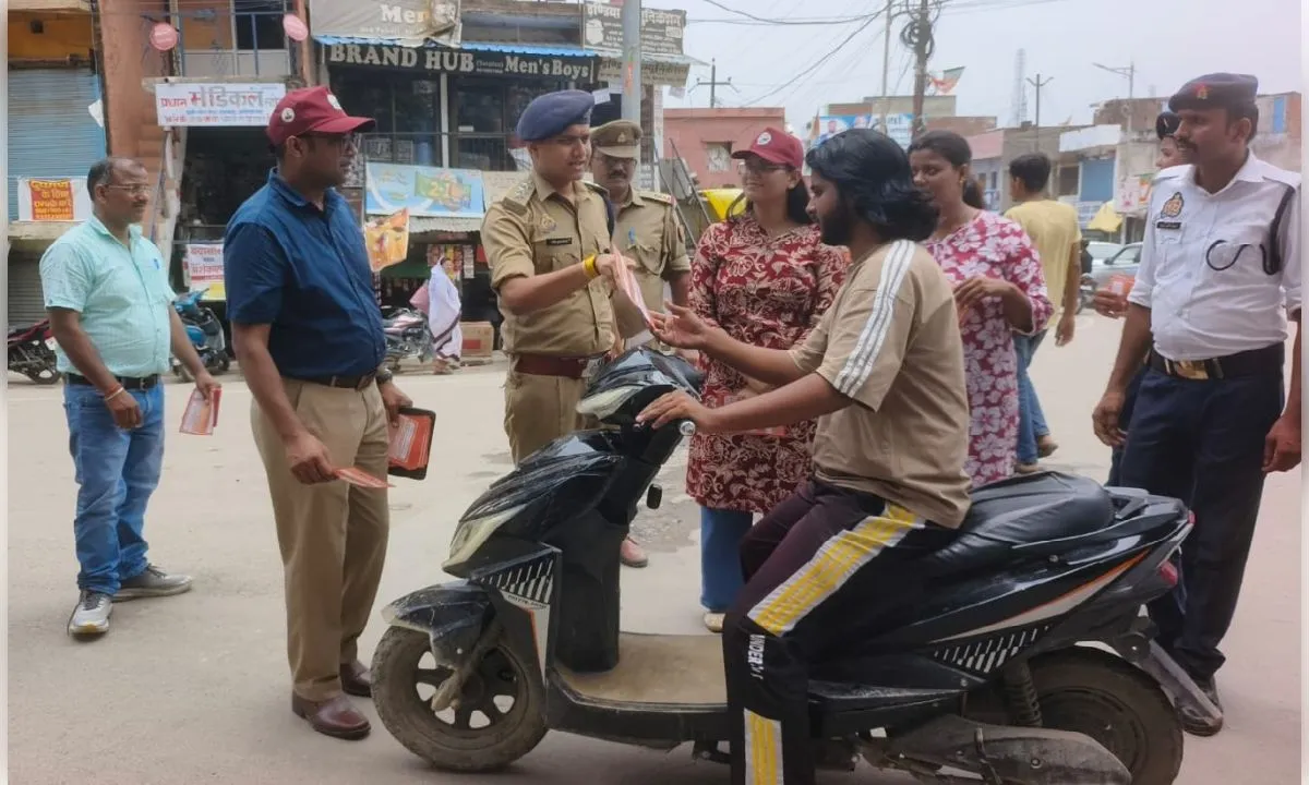 अंबेडकरनगर पुलिस का सड़क सुरक्षा अभियान, हेलमेट-सीट बेल्ट को लेकर वाहन चालकों को किया जागरूक