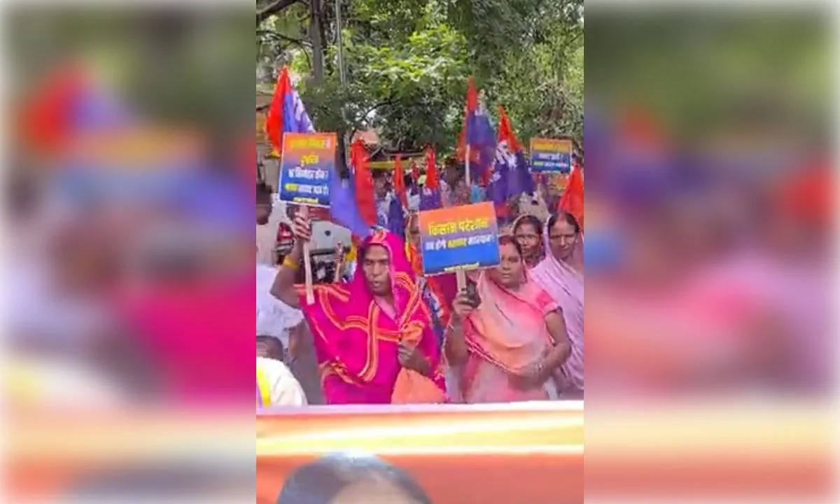 उर्वरक संकट और एथेनॉल मिश्रण के विरोध में अपना दल (कमेरावादी) का प्रदर्शन