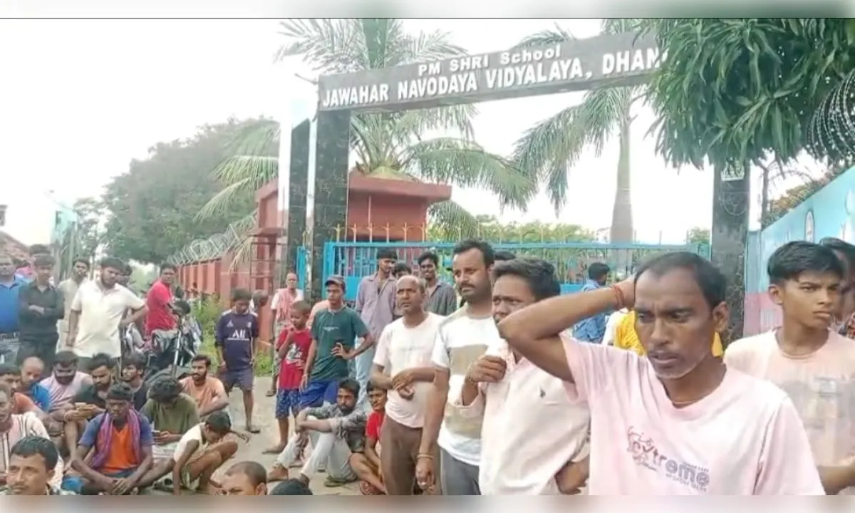 धनबाद नवोदय विद्यालय में छात्र से मारपीट पर बवाल, अभिभावकों ने किया धरना-प्रदर्शन