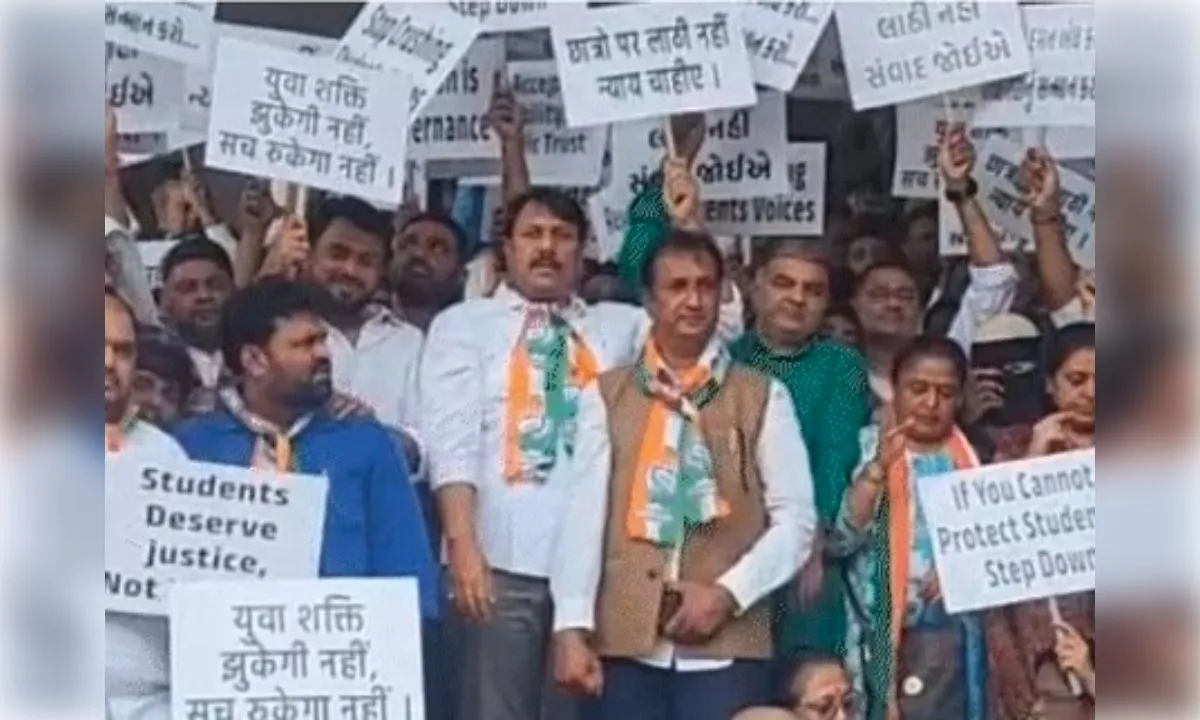 पेपर लीक के विरोध में गुजरात कांग्रेस का प्रदर्शन, धर्मेंद्र प्रधान से इस्तीफे की मांग