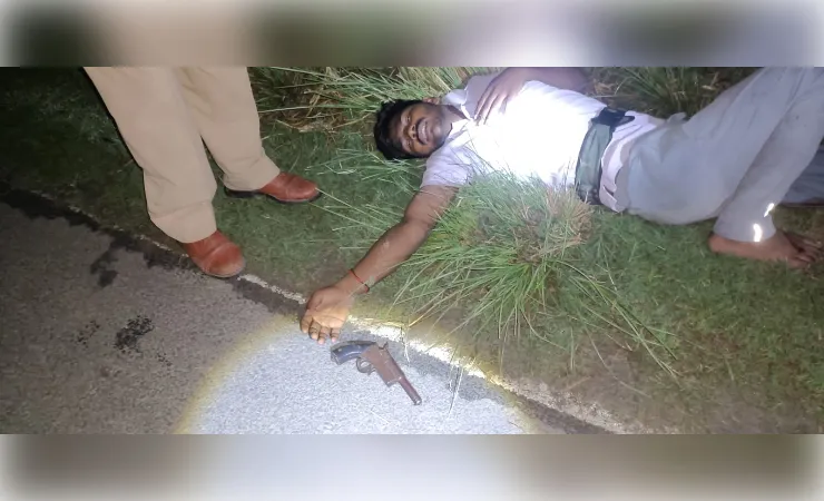 पुलिस मुठभेड़ में  50 हजार का इनामी बदमाश समेत तीन घायल; 11 लाख नकदी बरामद