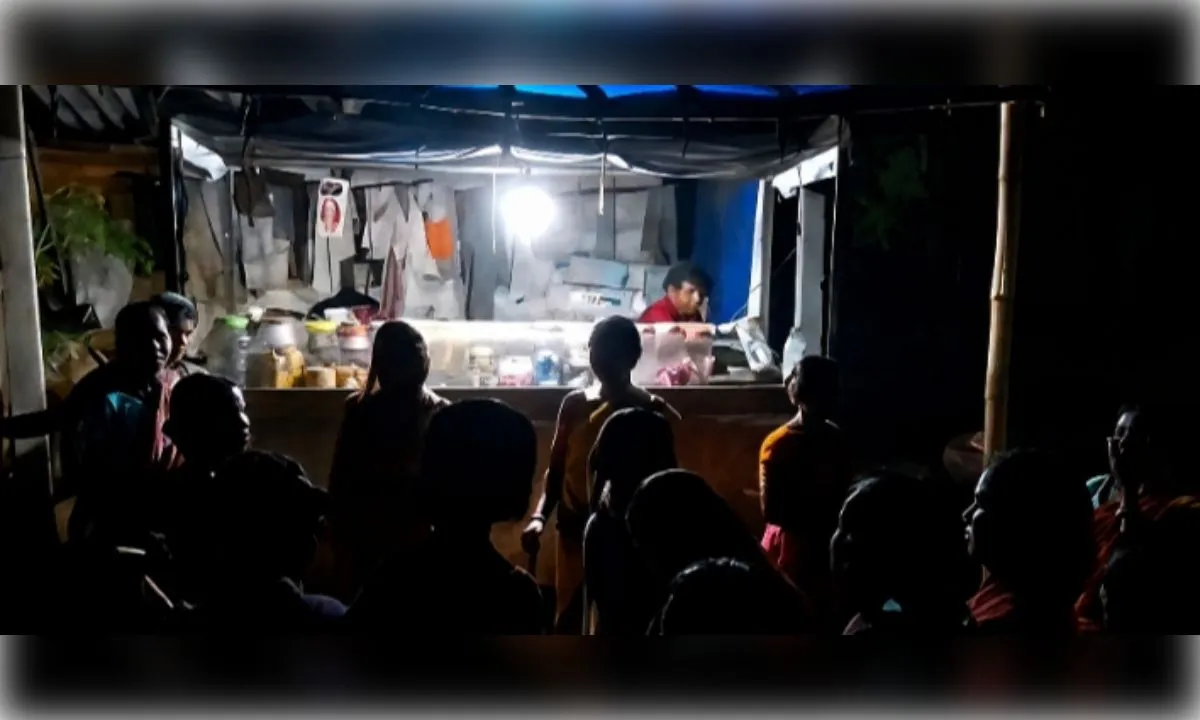 पश्चिम मेदिनीपुर: नशे के खिलाफ प्रदर्शन, लाठी-डंडों के साथ सड़क पर उतरीं महिलाएं 