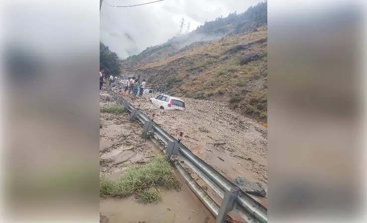 हिमाचल: मानसून का कहर, किन्नौर में बाढ़ से सड़कें बंद, प्रशासन ने जारी की यात्रा सलाह