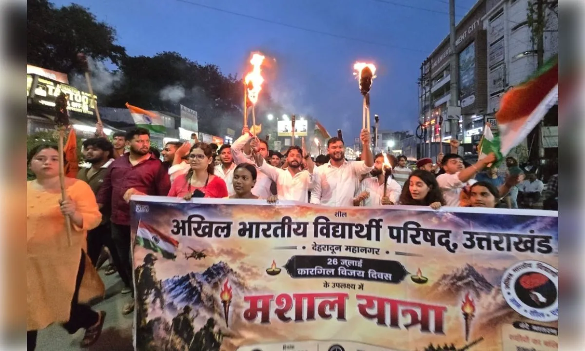 देहरादून में एबीवीपी की मशाल यात्रा, कारगिल विजय दिवस पर वीर शहीदों को दी श्रद्धांजलि