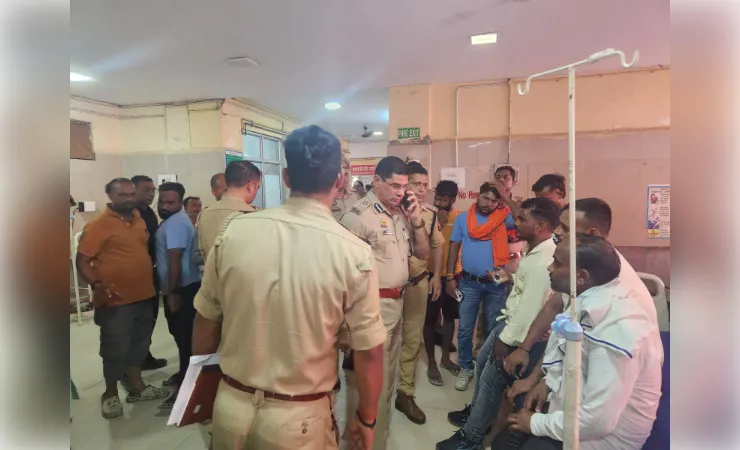 वाराणसी: मंदिर परिसर के बाहर फायरिंग घटना, कार्बाइन गिरने से मची अफरा-तफरी