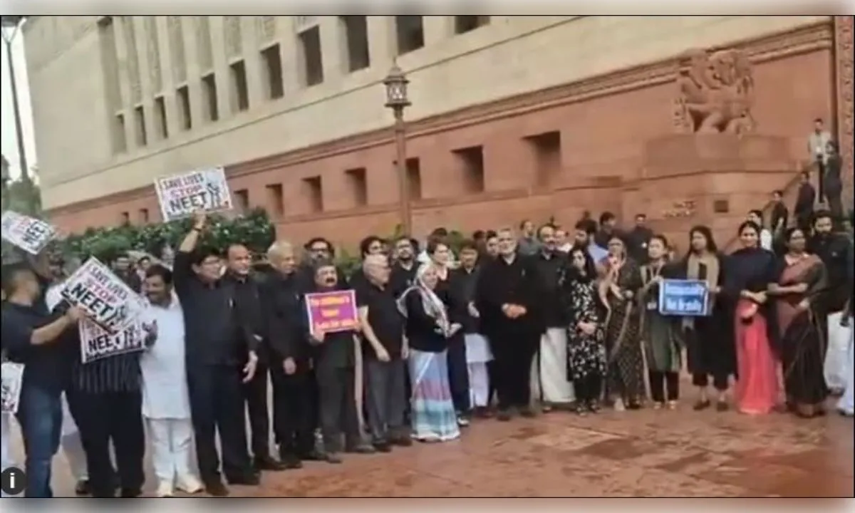 काले कपड़े पहनकर संसद पहुंचे विपक्षी सांसद, छात्रों पर लाठीचार्ज का कर रहे विरोध