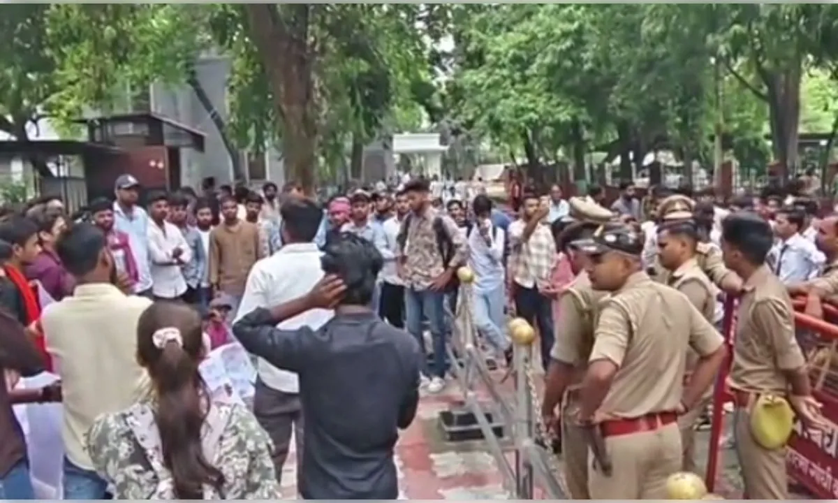 शिक्षा मंत्री के इस्तीफे की मांग लेकर वाराणसी में प्रदर्शनकारी छात्र पुलिस हिरासत में