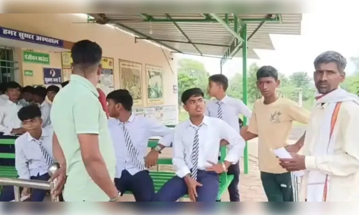 धमतरी: स्कूल में छात्र ने 10-12 बच्चों को काटा, हाइड्रोफोबिया की आशंका पर अस्पताल में भर्ती