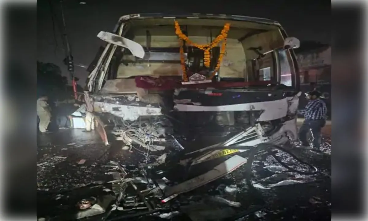  ट्रक और बस की आमने-सामने भिड़ंत, 4 घायल, बस चालक पर नशे में होने का आरोप