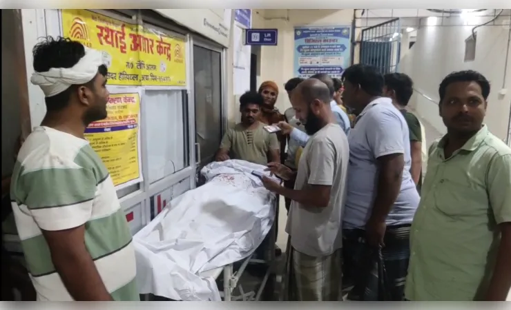 धारदार हथियार से युवक की हत्या कर सड़क किनारे फेंका शव, जांच में जुटी पुलिस 