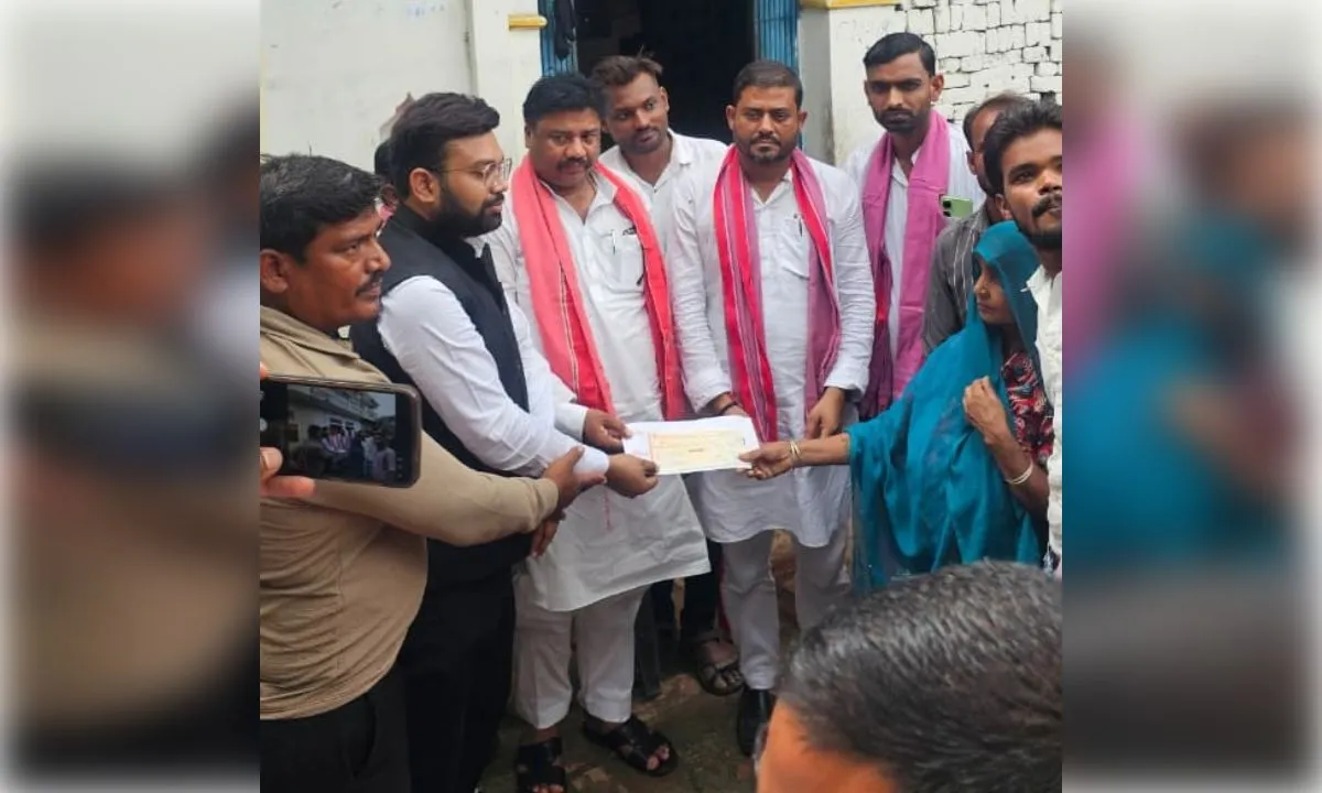 अहिरौला कांड के पीड़ित परिवार से सपा प्रतिनिधिमंडल ने की मुलाकात