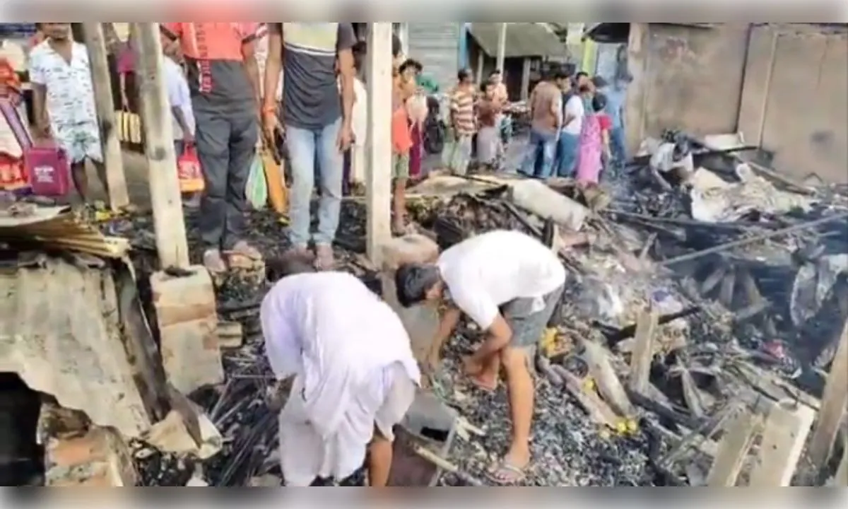 पूर्व मेदिनीपुर के अन्नपूर्णा बाजार में लगी भीषण आग, चार दुकानें जलकर राख