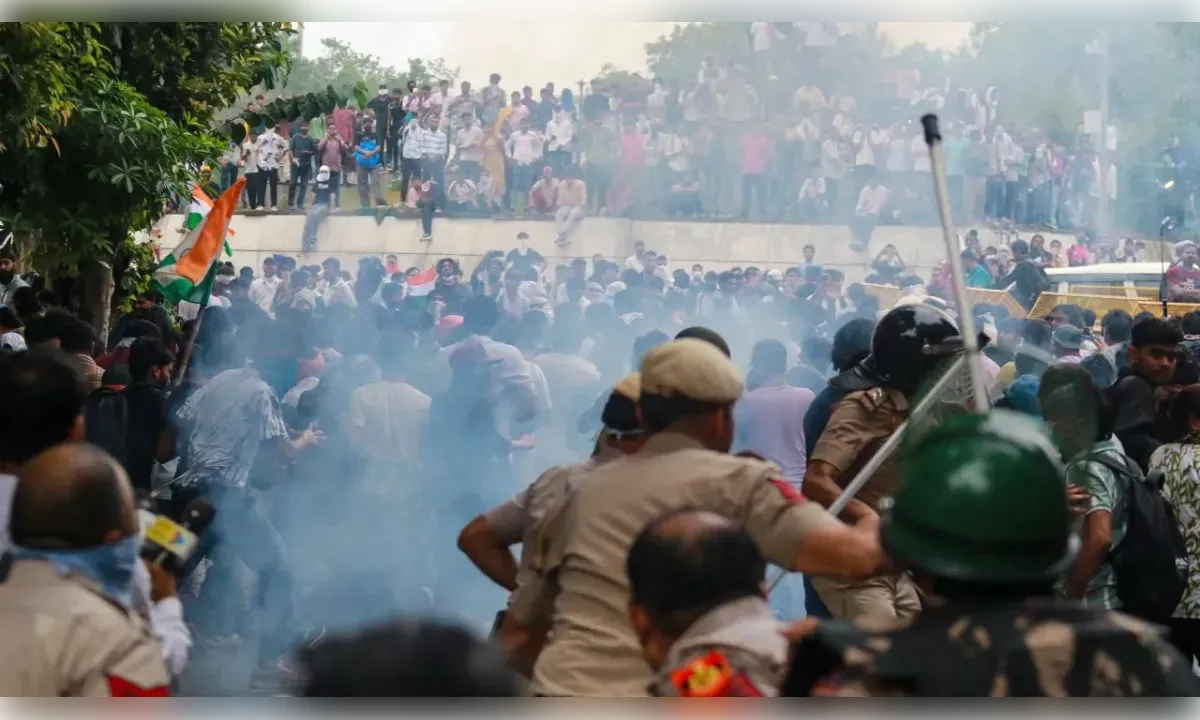 'चलो संसद' मार्च हिंसक: कई पुलिसकर्मी घायल, 60 से ज्यादा प्रदर्शनकारी भी जख्मी, 70 हिरासत में