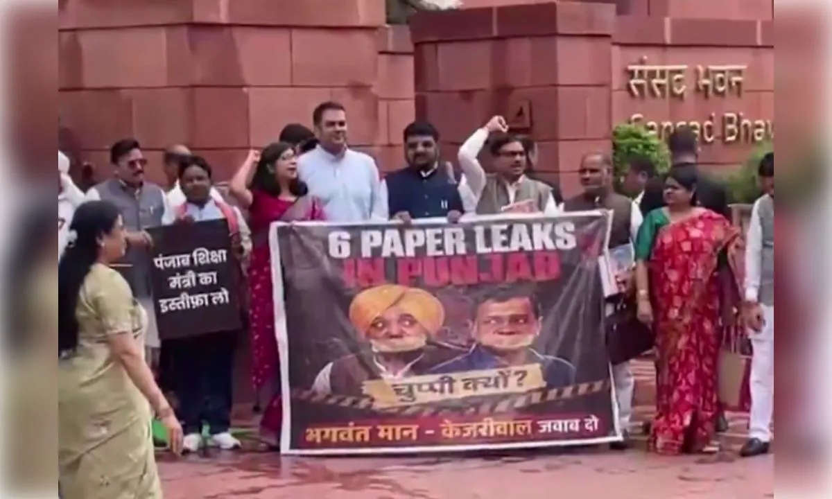 संसद के बाहर भाजपा सांसदों का प्रदर्शन, शिक्षामंत्री हरजोत सिंह बैंस के इस्तीफे की मांग