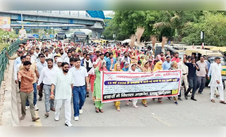 गुरुग्राम: सरकार पर वादाखिलाफी का आरोप, सफाई कर्मचारियों का प्रदर्शन