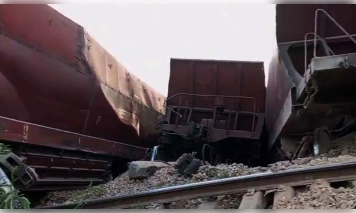 पाकिस्तान के सिंध में मालगाड़ी के 17 डिब्बे उतरे पटरी से , 24 घंटे तक रेल यातायात ठप