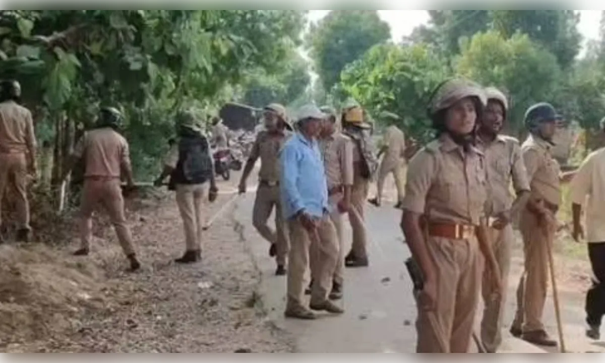देवरिया में अंबेडकर प्रतिमा हटाने पर मचा बवाल, पुलिस पर पथराव; 7 कर्मचारी घायल