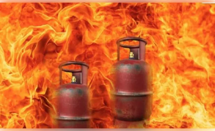 फर्रुखाबाद : लीकेज सिलेंडर से लगी आग,दूल्हे की बहन झुलसी, लाखों का सामान जलकर राख