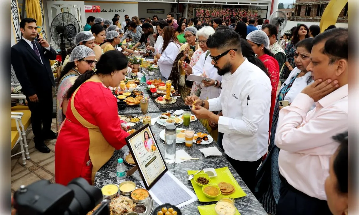 मैंगो फेस्ट में बना अनोखा रिकॉर्ड, 150 महिलाओं ने एक साथ मिलाया आम का अचार