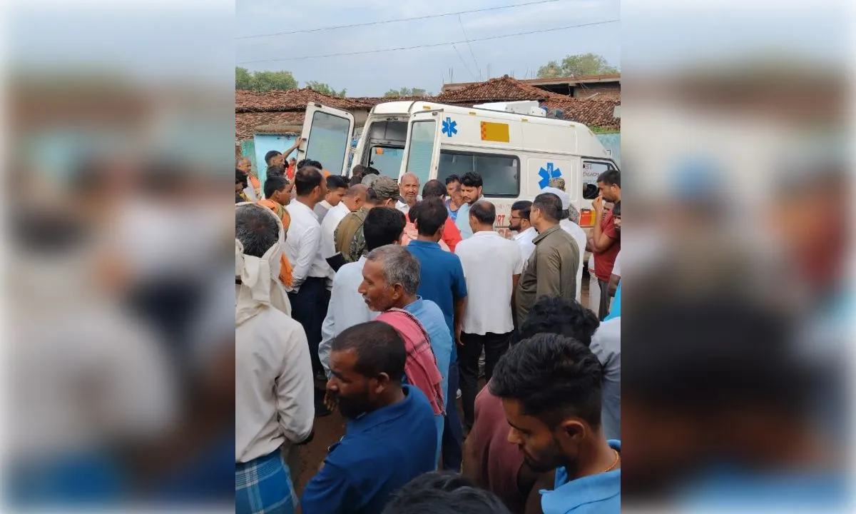 बाइक से घर लौट रहे पिता-पुत्र पर गिरी बिजली, मौके पर मौत; गांव में पसरा मातम