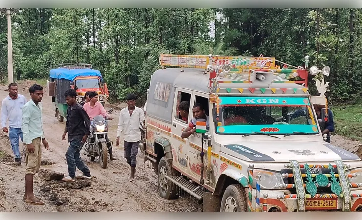 बलरामपुर: एनएच-343 निर्माण बना मुसीबत, दलदल बनी सर्विस लेन, राहगीरों का सफर हुआ मुश्किल