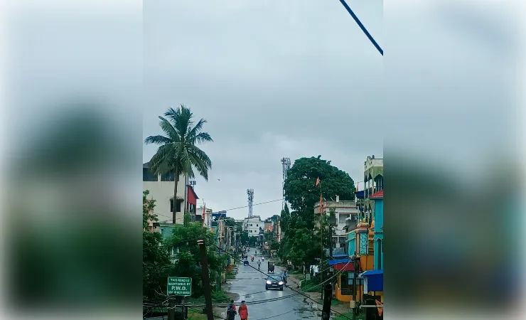 कोलकाता समेत पूरे बंगाल में बदला मौसम: गरज-चमक के साथ भारी बारिश का अलर्ट जारी 