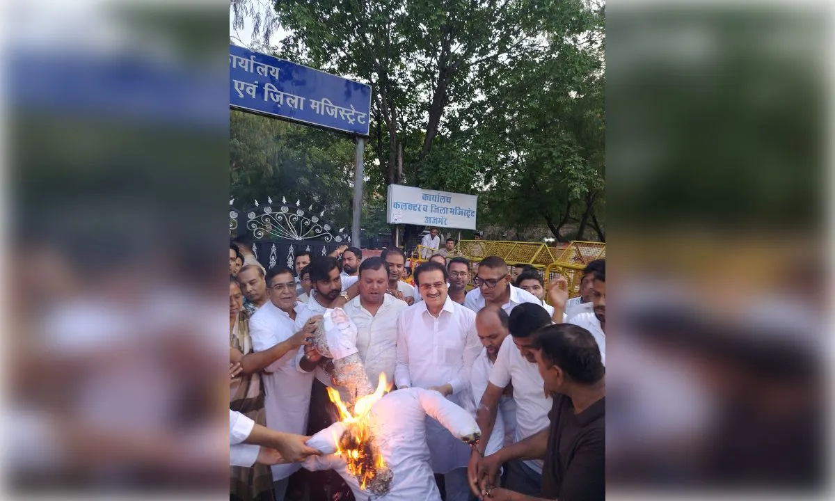 दिल्ली छात्र आंदोलन के समर्थन में अजमेर कांग्रेस का प्रदर्शन, पीएम मोदी का पुतला फूंका