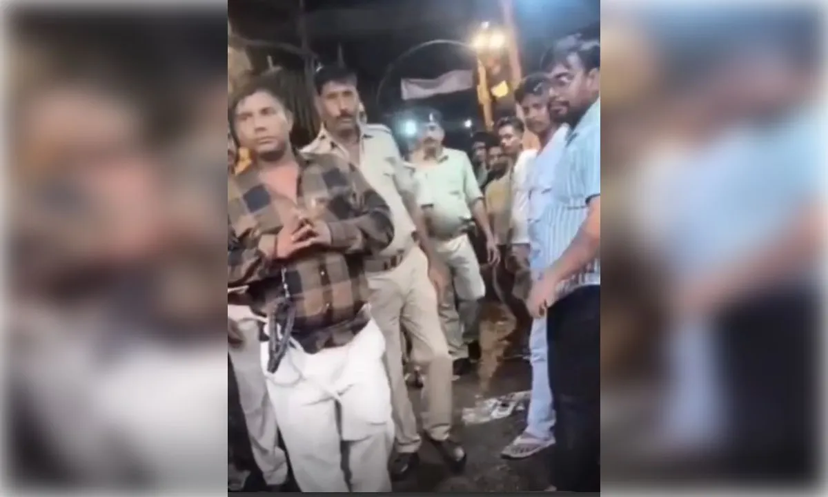हाथों में हथकड़ी, कमर में रस्सी... बांधकर आरोपी को सरेआम बाजार में घुमाया