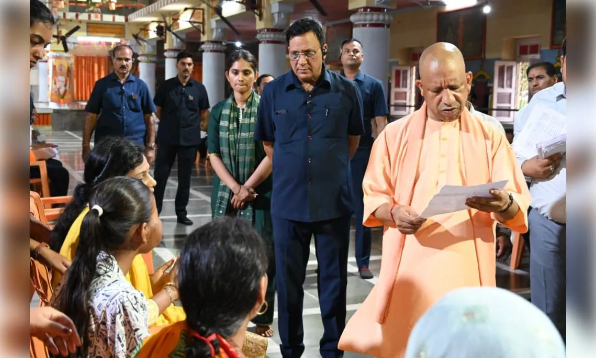 जनसेवा सर्वोपरि: बारिश के बावजूद सीएम योगी ने किया जनता दर्शन, सुनीं समस्याएं