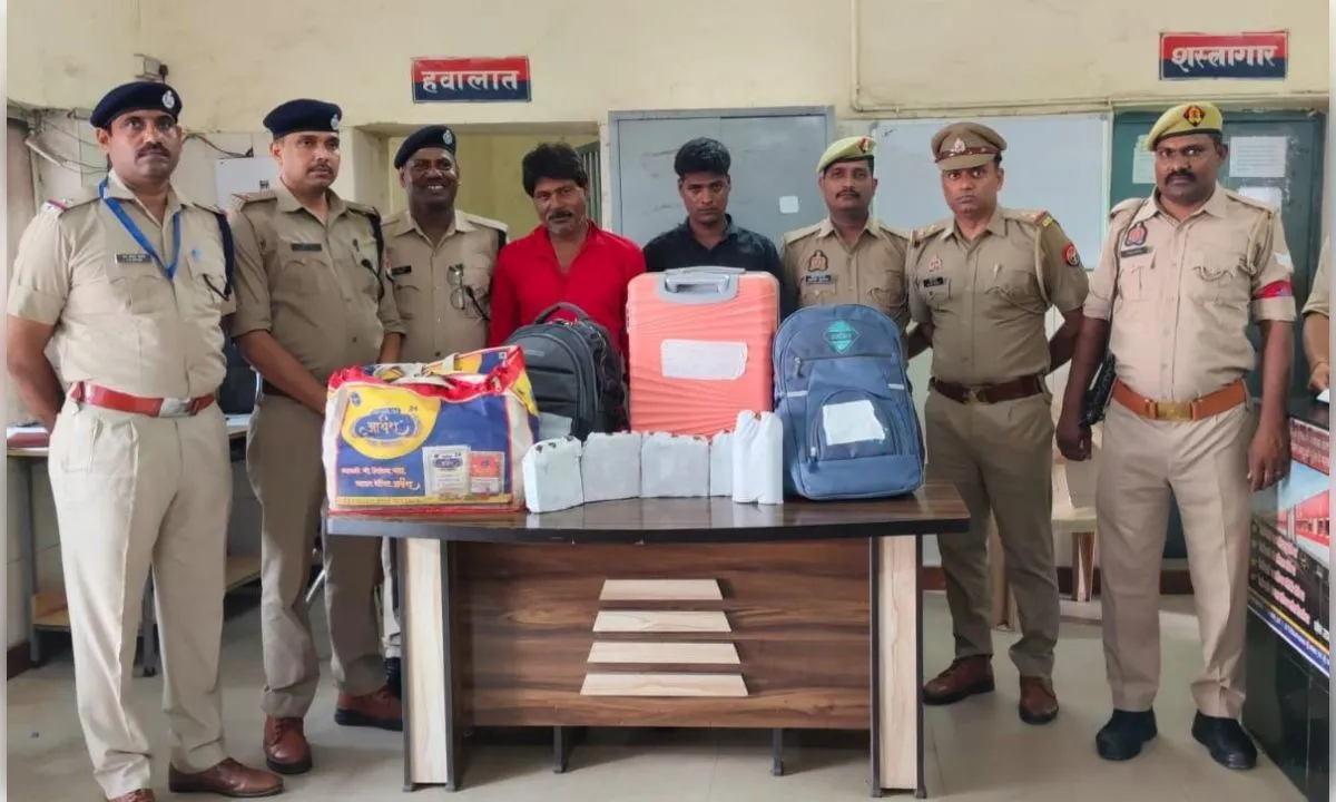 कानपुर सेंट्रल स्टेशन से दो शराब तस्कर गिरफ्तार, दो लाख से अधिक की अंग्रेजी शराब बरामद