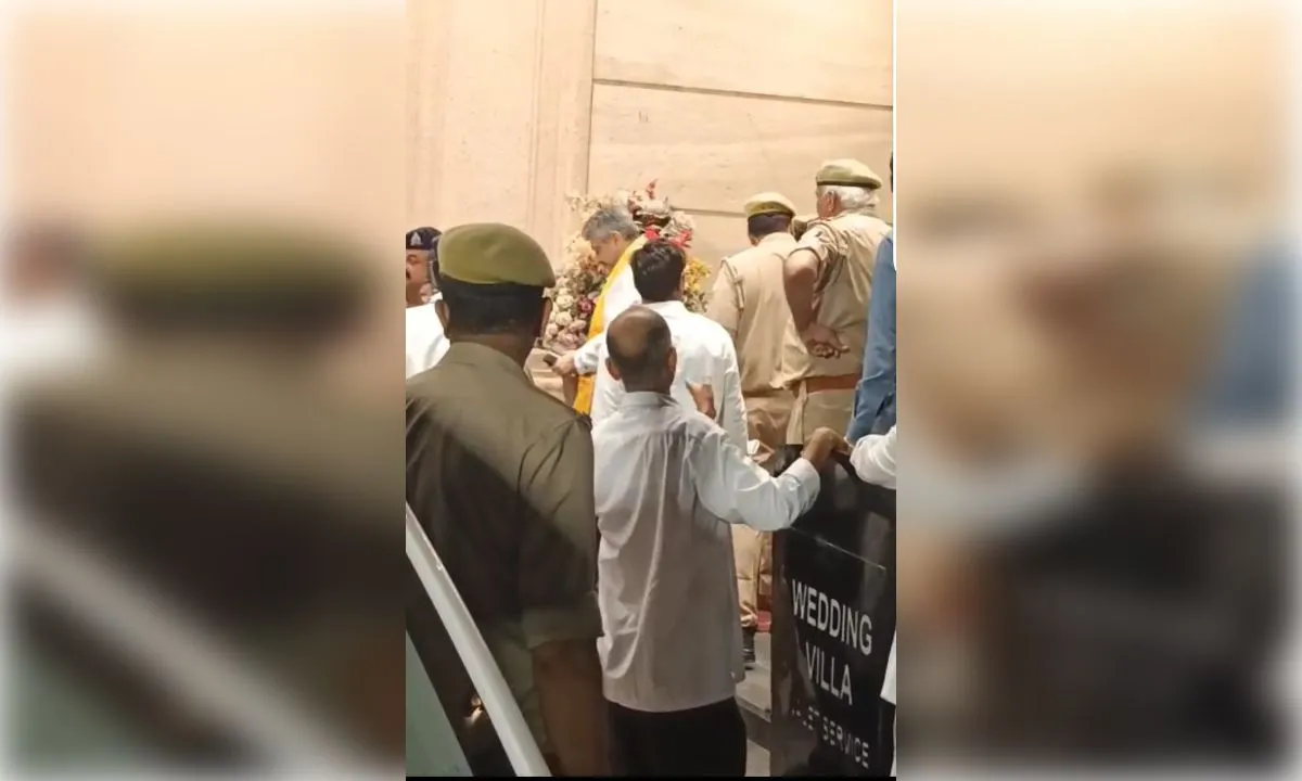 व्यापारी कल्याण दिवस कार्यक्रम के दौरान गिरी लिफ्ट, बैंक्विट हॉल संचालक समेत तीन पर केस