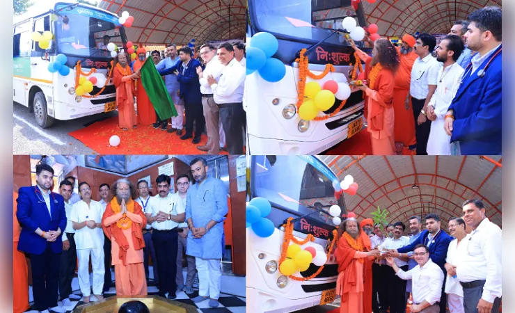 स्वास्थ्य सेवा को दिया बड़ा उपहार, स्वामी चिदानन्द ने फ्री पेशेंट बस सेवा को दिखाई हरी झंडी