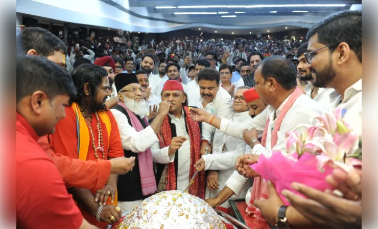 अखिलेश ने तलवार से केक काटकर मनाया जन्मदिन, कार्यकर्ताओं व नेताओं ने दी बधाई