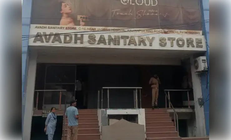 सैनिटरी स्टोर में आग से हड़कंप, दुकान का सामान जलकर राख, दो गाड़ियों ने पाया काबू