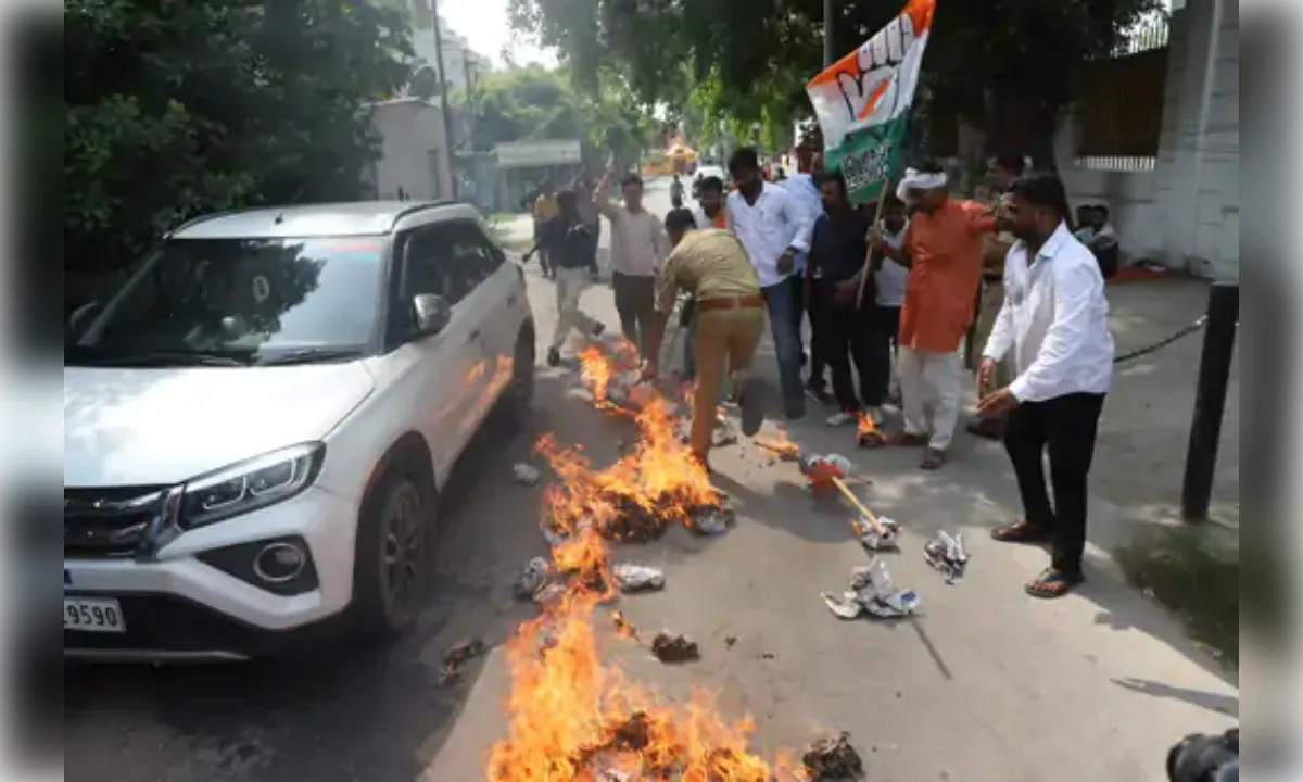 यूथ कांग्रेस ने मंत्री दिनेश प्रताप सिंह का पुतला फूंका, देशव्यापी आंदोलन की चेतावनी