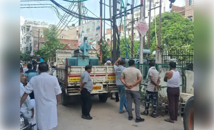 बारिश और हवा का कहर, खंभे पर गिरा पेड़ और 50 गांवों में घंटों बिजली ठप